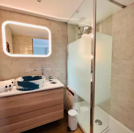 اتاق راحتی, Hôtel Astria