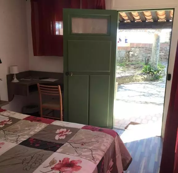 بانگلوی استاندارد, Hôtel Astria