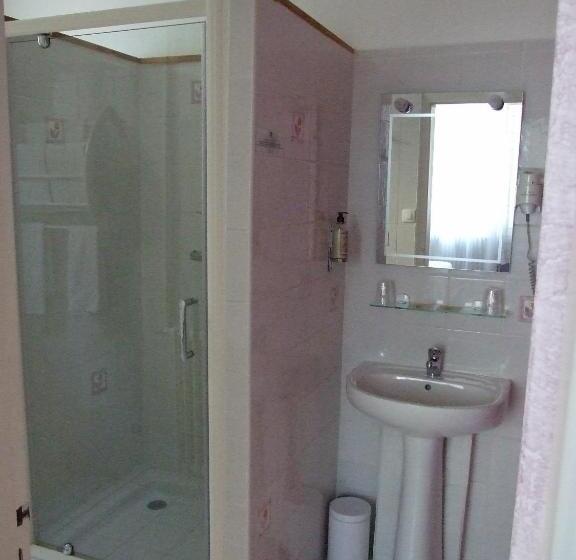 スタンダードトリプルルーム, Logis Hotel L Occitan 2 étoiles