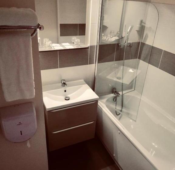 غرفة قياسية, Le Cheval Blanc