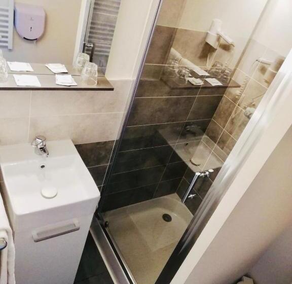 غرفة قياسية, Le Cheval Blanc