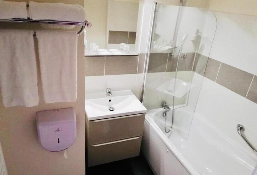 غرفة عائلية, Le Cheval Blanc