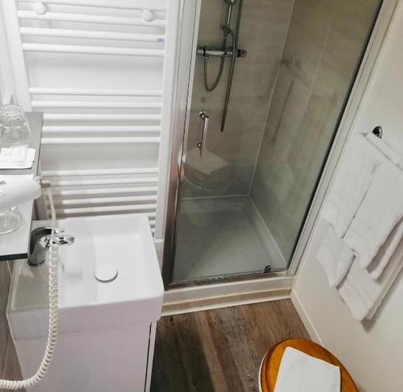 غرفة قياسية ثلاثية, Le Cheval Blanc