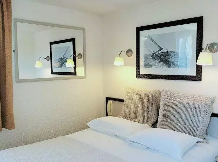 اتاق استاندارد چهار تخته, Logis Hotel Restaurant La Régence