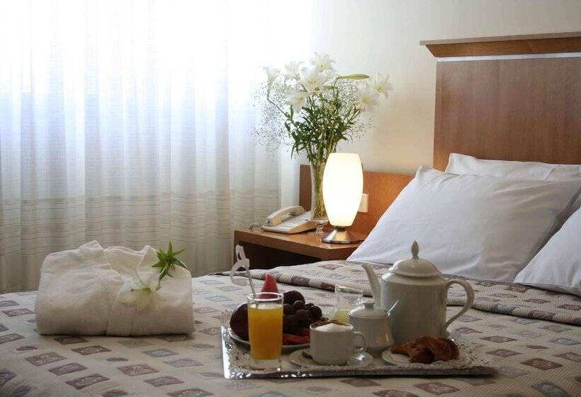 اتاق استاندارد سه نفره, Ariston