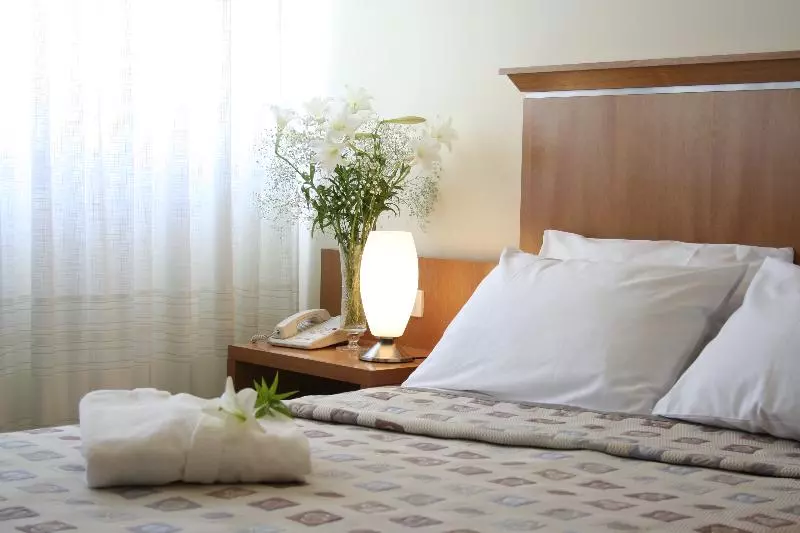 اتاق استاندارد سه نفره, Ariston