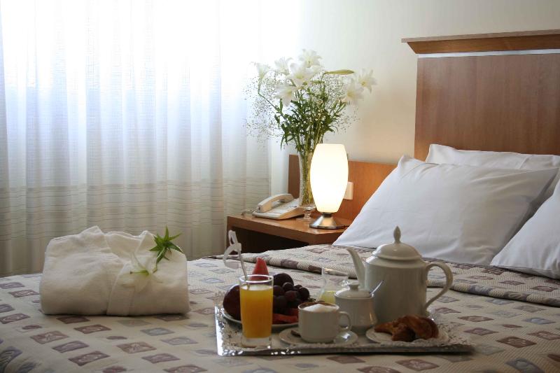 غرفة قياسية ثلاثية, Ariston