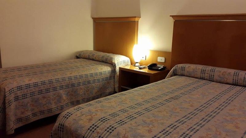 غرفة قياسية ثلاثية, Ariston