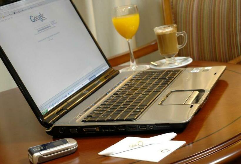 سوییت جونیور, Austral Plaza