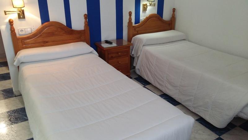 غرفة قياسية, Corona De Atarfe