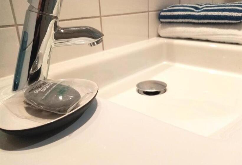 オーシャンビュースタンダードルーム, Hôtel Du Port Et De L Aven