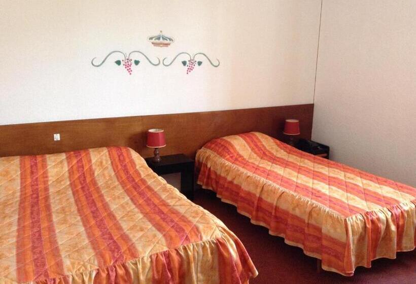 스탠다드 트리플 룸, Logis Hôtel Relais Paris Bale   Restaurant La Mangeoire