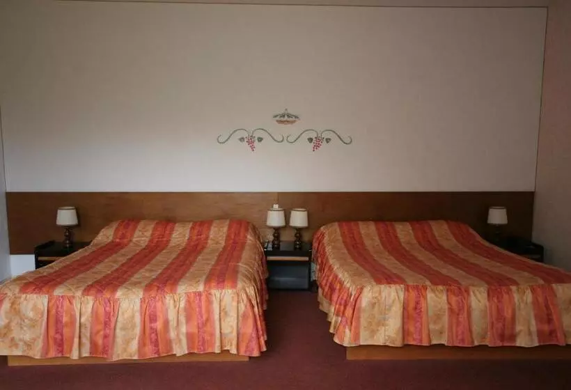 ファミリールーム, Logis Hôtel Relais Paris Bale   Restaurant La Mangeoire