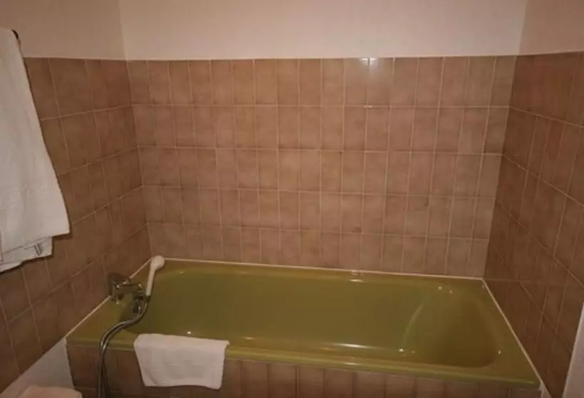スタンダードルーム, Logis Hôtel Relais Paris Bale   Restaurant La Mangeoire