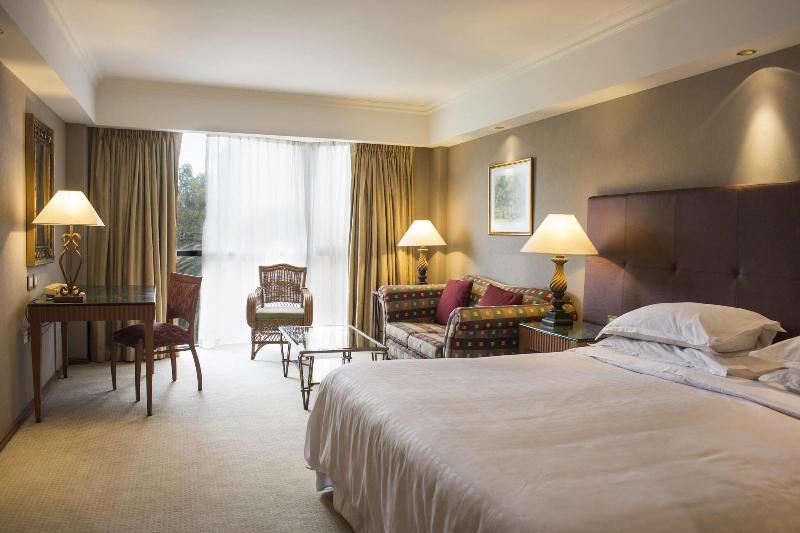 带大床的行政房间, Sheraton Pilar Hotel & Convention Center