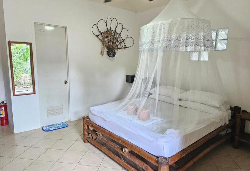 Номер Deluxe, Big Bamboo Beach Resort Sipalay
