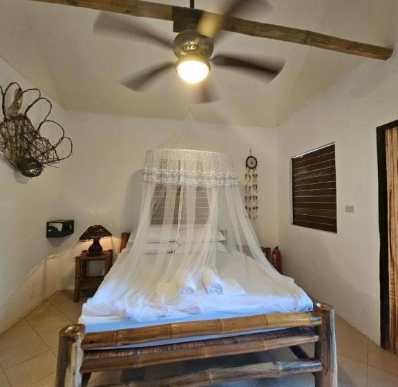 Номер Deluxe, Big Bamboo Beach Resort Sipalay