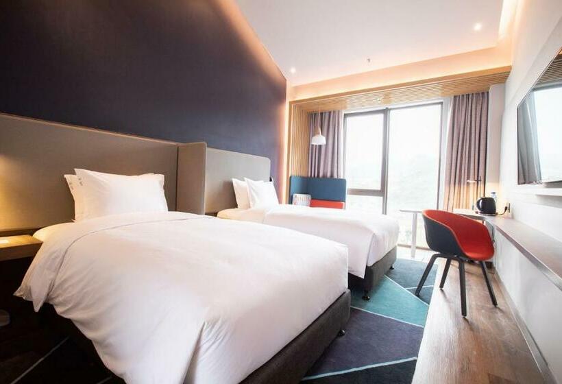带2个双人床的标准工作室, Holiday Inn Express Guizhou Qinglong, An Ihg
