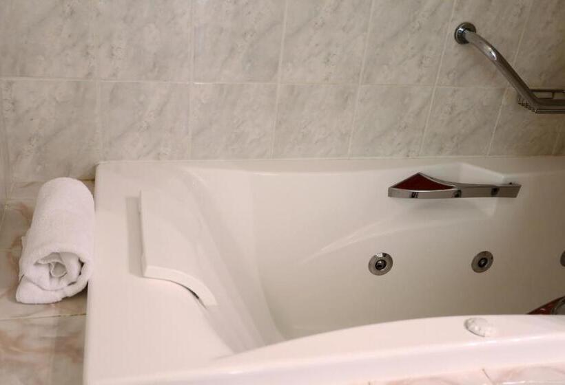 컴포트 트리플 룸, Logis Hôtel Restaurant La Mère Biquette