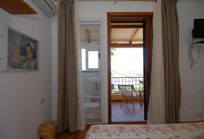 غرفة قياسية مزوَّدة بشُرفة, B&b La Chicca Di Francesca