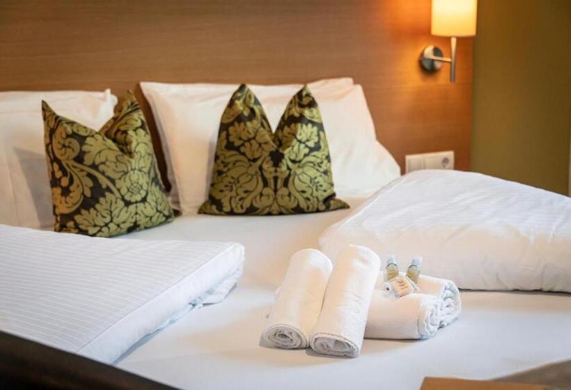 חדר סופריור, Langhof