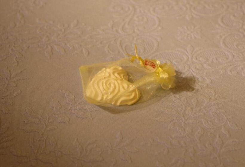 חדר משפחתי, Balconcino Sugli Ulivi