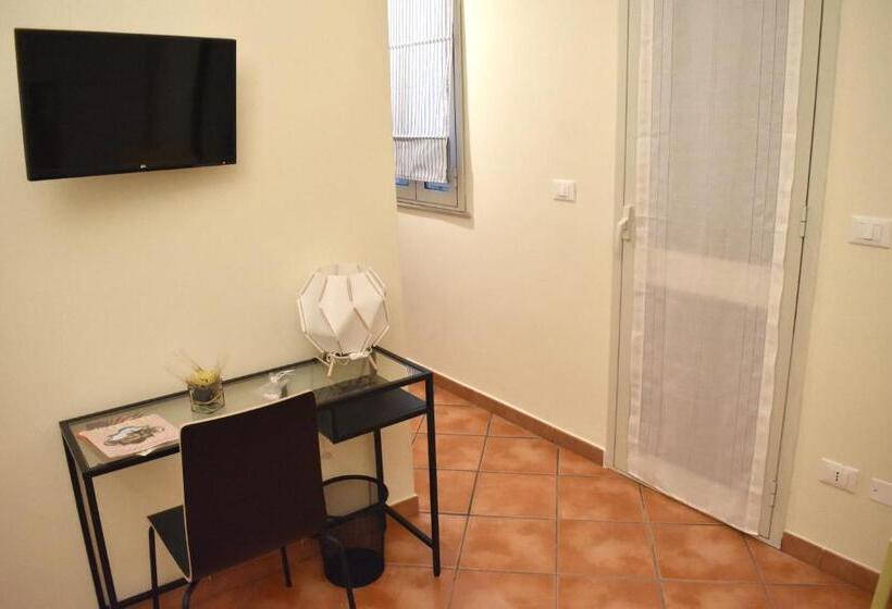 חדר משפחתי, Balconcino Sugli Ulivi