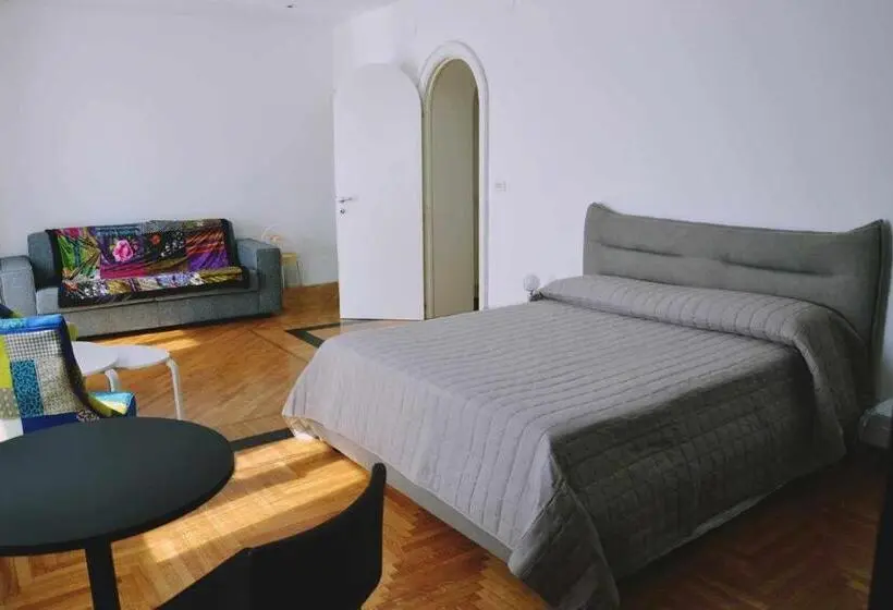 Suite z Balkonem, Beb Cornelia