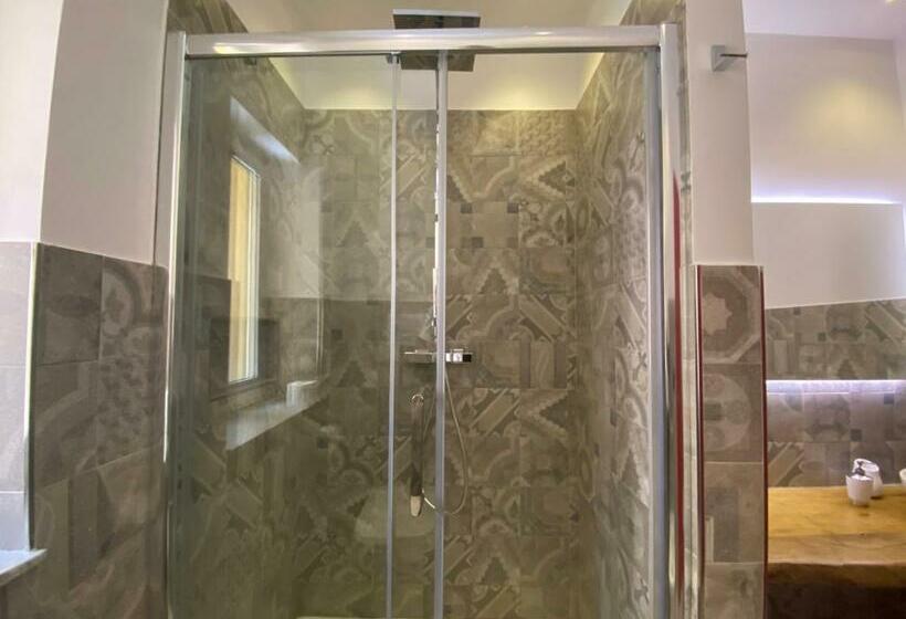 اتاق لوکس سه تخته, Holiday Guesthouse