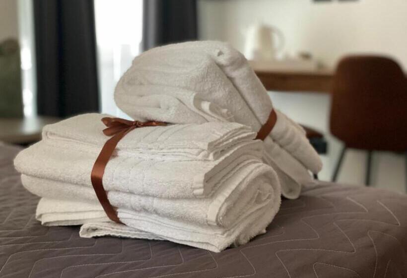 اتاق لوکس سه تخته, Holiday Guesthouse