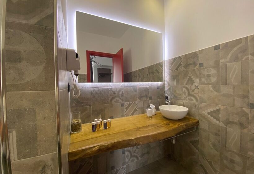 اتاق لوکس سه تخته, Holiday Guesthouse