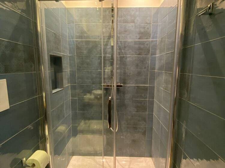 اتاق اکونومی, Holiday Guesthouse