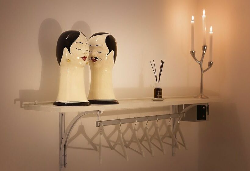 سوئیت با وان آب گرم, Naca Suite