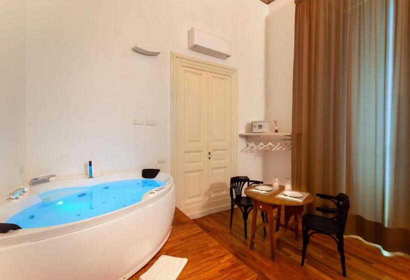 سوئیت با وان آب گرم, Naca Suite