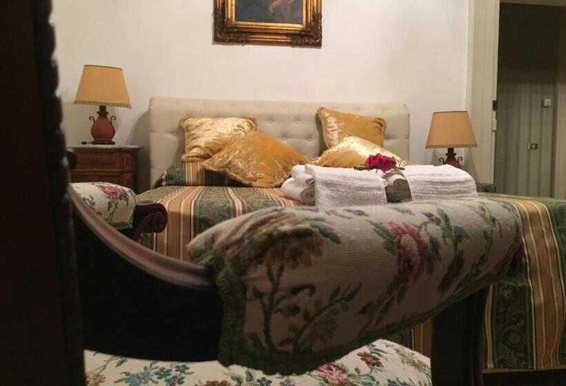 Standard room with outdoor bath, Palazzo Laguardia