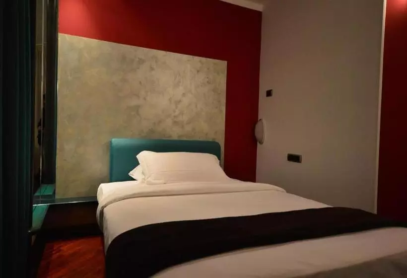 Superior Yhden Hengen Huone, Business
