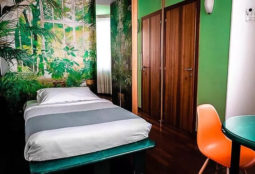 Superior Yhden Hengen Huone, Business