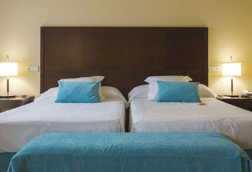 스탠다드 트리플 룸, Gran Hotel Ciudad De Barbastro