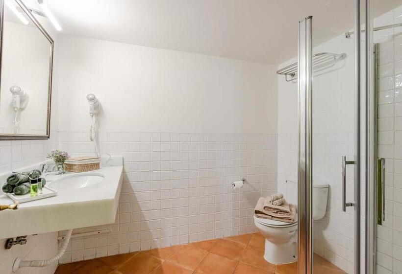 اتاق استاندارد سه نفره, Nüa Giralda