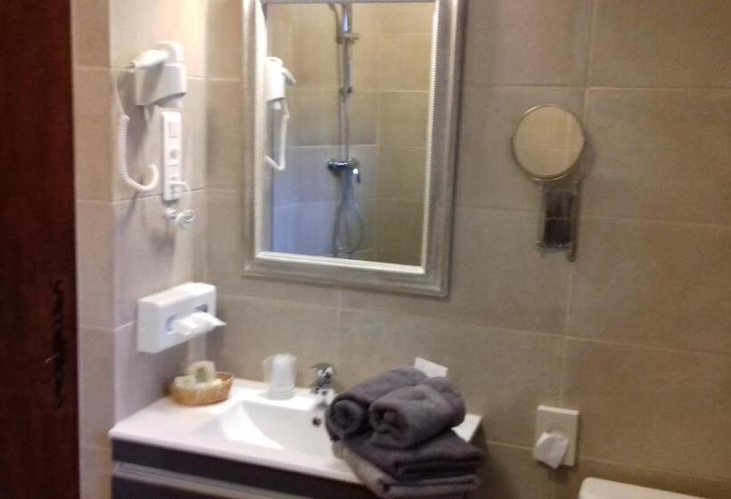 اتاق استاندارد چهار تخته, Les Cèdres