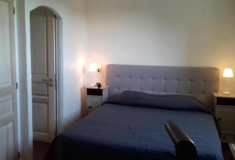 اتاق استاندارد چهار تخته, Les Cèdres