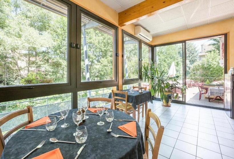 패밀리 룸, Logis Hotel Restaurant Auberge Les Rives De L Arzon