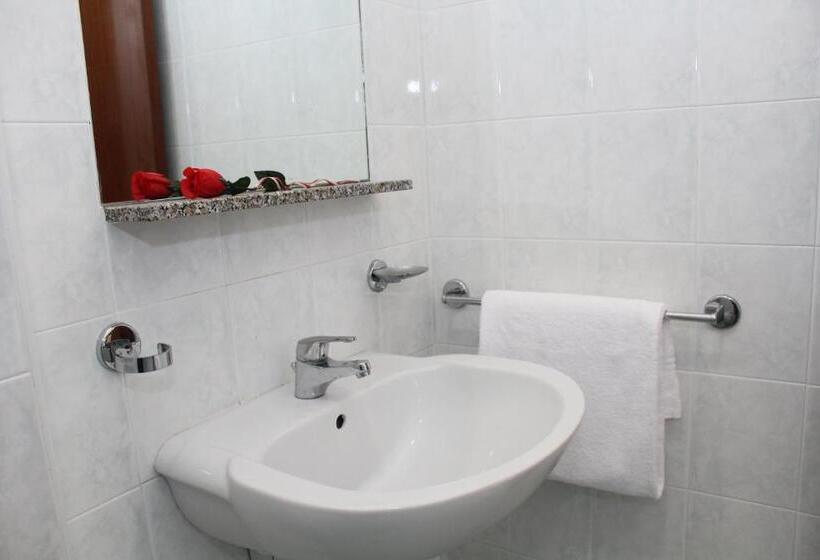 Standard Neljän Hengen Huone, Caesar