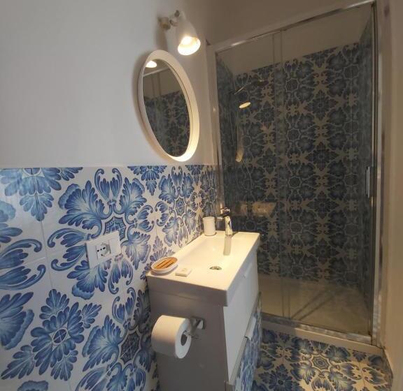 オーシャンビュースタンダードルーム, La Guardiola Di Angela E Nino