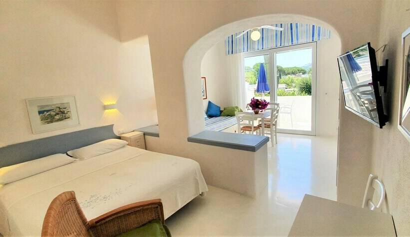 סטודיו סופריור, Ravino Secret Retreat