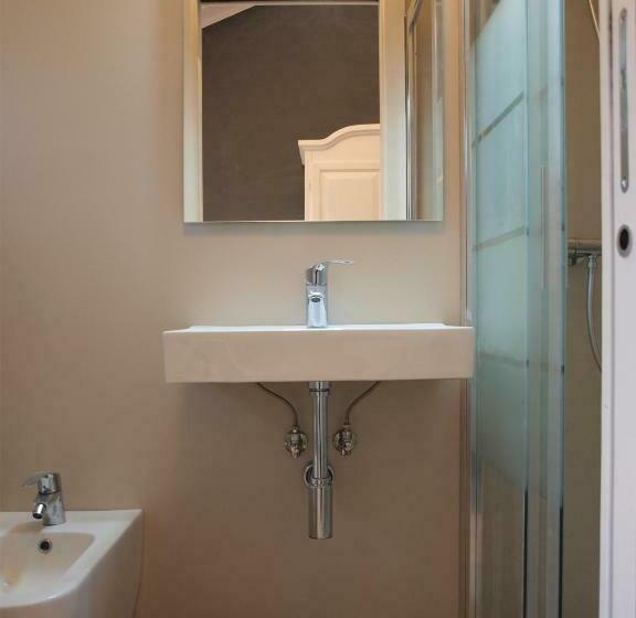 اتاق استاندارد با بالکن, Cosmopolitan Central Rooms