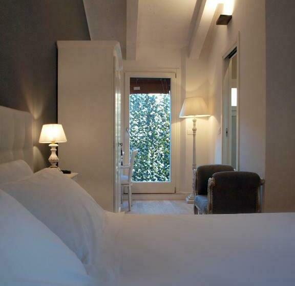 اتاق استاندارد با بالکن, Cosmopolitan Central Rooms