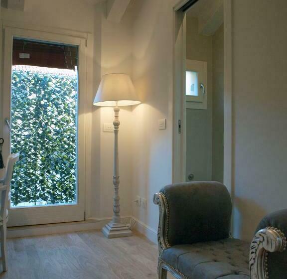 اتاق استاندارد با بالکن, Cosmopolitan Central Rooms