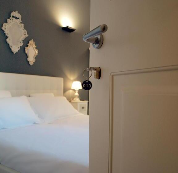 اتاق استاندارد با بالکن, Cosmopolitan Central Rooms