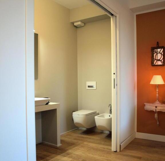 اتاق لوکس با بالکن, Cosmopolitan Central Rooms